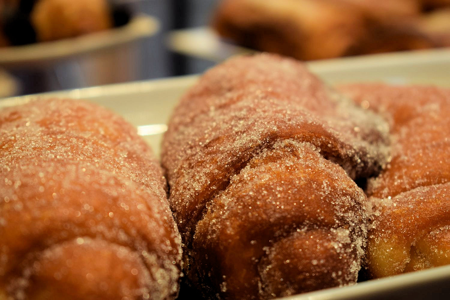 Safata de croissants acabats de fer al taulell de la pastisseria.